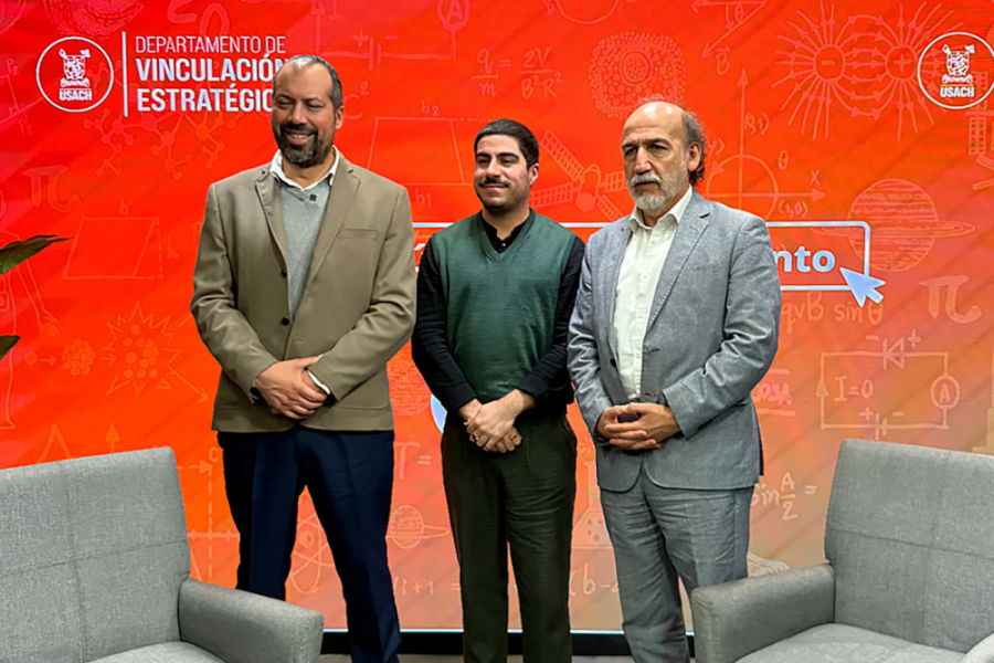 En la fotografía aparecen alcalde de La Cisterna, Joel Olmos, y al académico de la Escuela de Arquitectura, Dr. Rodrigo Vidal y Joaquín Martin de la VIME. 