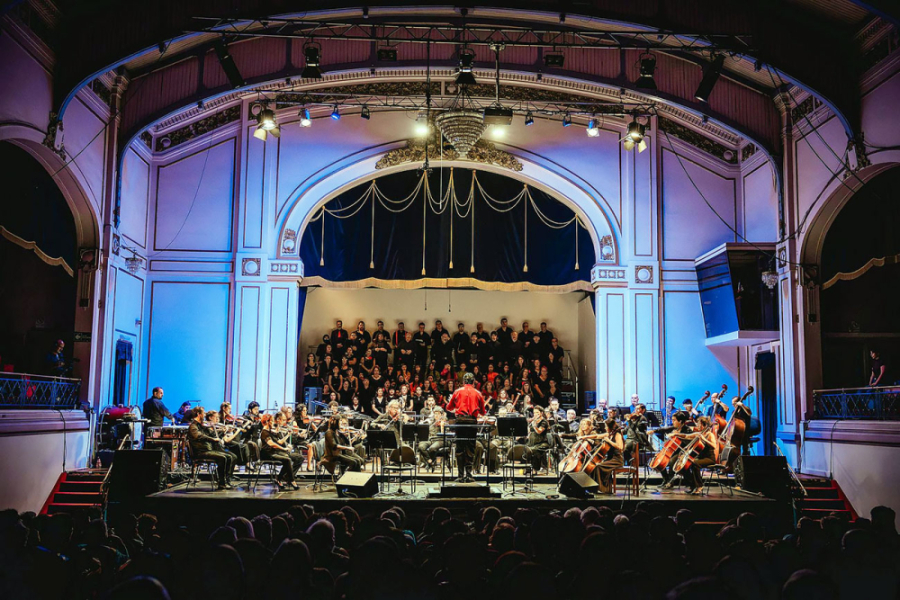 En la imagen aparece la Orquesta Usach en el escenario del Teatro Aula Magna