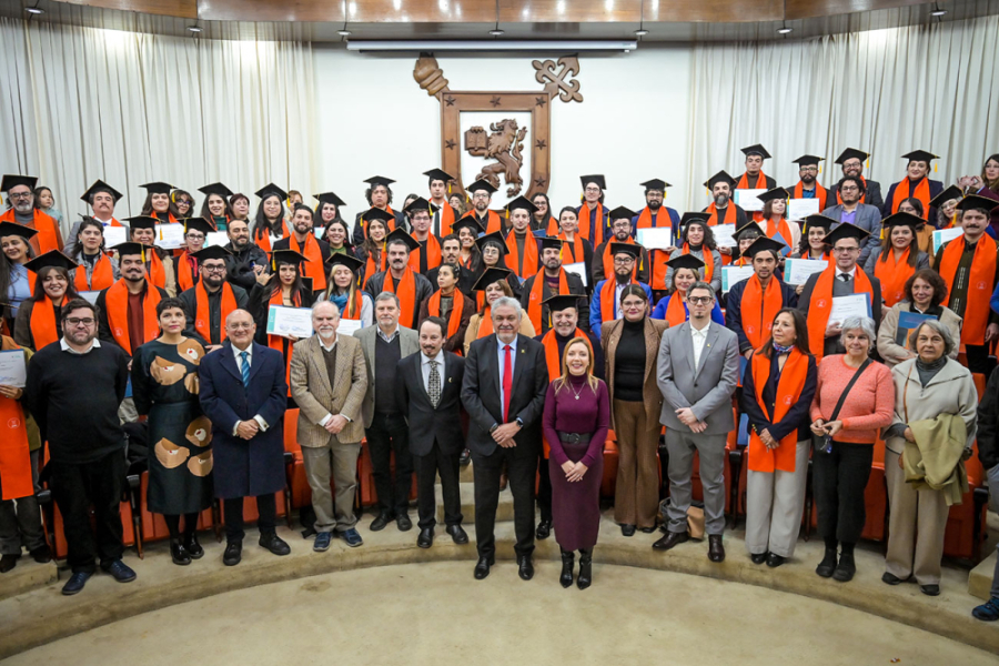 En la fotografía aparecen los estudiantes destacados, el rector Usach, el director de IDEA y autoridades de la Universidad. La fotografía fue toma en el Salón de honor de la corporación.