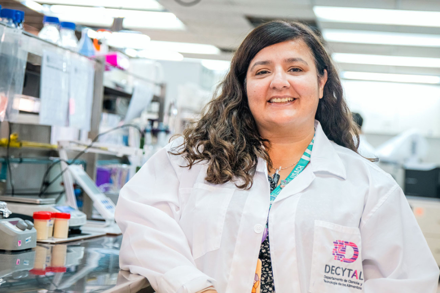En la fotografía aparece la académica del Departamento de Ciencia y Tecnología de los Alimentos, Dra. Silvia Matiacevich, en su laboratorio. Está vestida con un delantal blanco