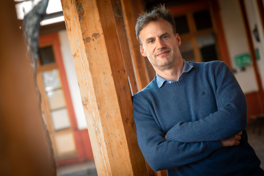 En la fotografía aparece El Dr. Cyrus Karas, académico de la Facultad de Ingeniería de la Usach, lidera una investigación Fondecyt Regular 2026 que estudiará registros del fondo marino frente a Chile y en el Pacífico ecuatorial para reconstruir cómo era el planeta hace 130 mil años, y así entregar pistas sobre los efectos futuros del cambio climático. 