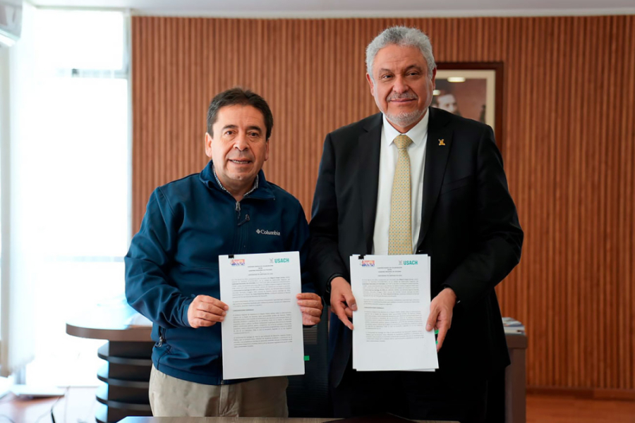 En la fotografía aparecen el Rector Usach, Dr. Pedro Palominos y el gobernado regional de Atacama, Miguel Vargas exhibiendo los documentos del acuerdo