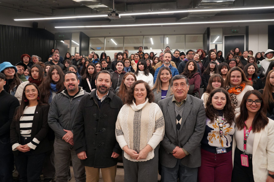 La foto muestra a las y los participantes en el lanzamiento del programa