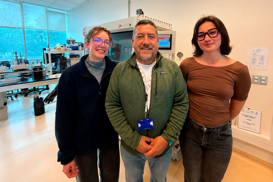En la fotografía aparecen las dos estudiantes francesa junto a un investigador de CEDENNA