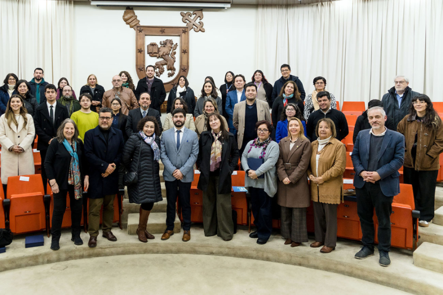 En la imagen aparecen los integrantes del CEM y autoridades de la Facultad de Humanidades y el Departamento de Estudios Políticos