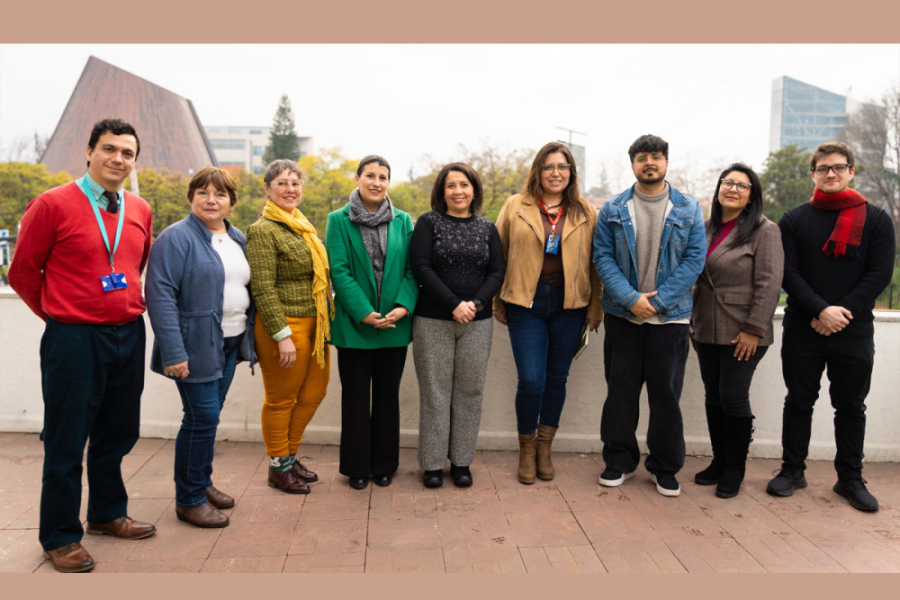 La foto muestra a los miembros del comité posando de pie frente a la cámara