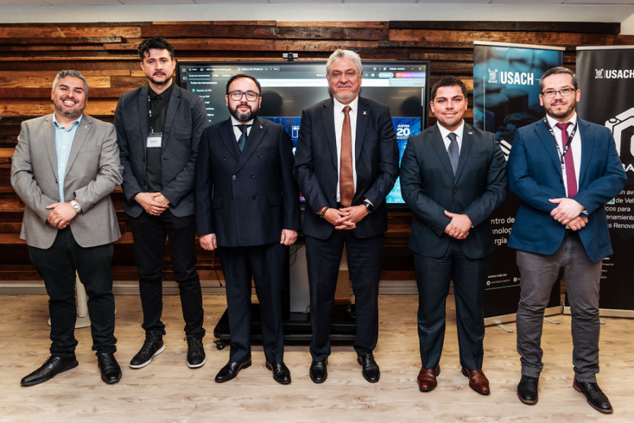 La imagen muestra al rector Pedro Palominos junto a los miembros de la mesa técnica
