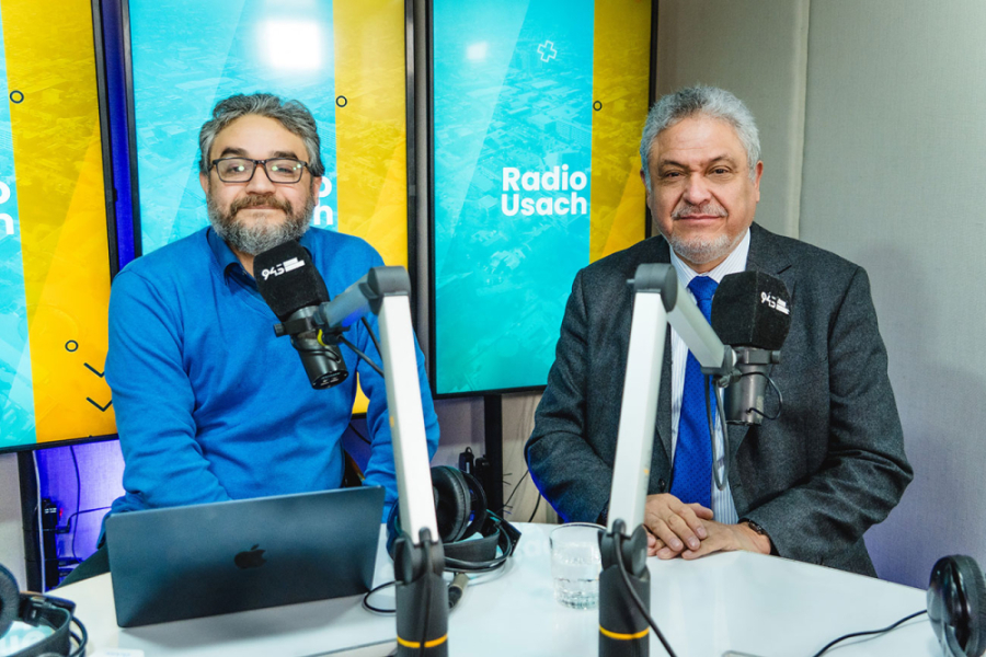 La foto muestra al rector junto al conductor del programa de radio
