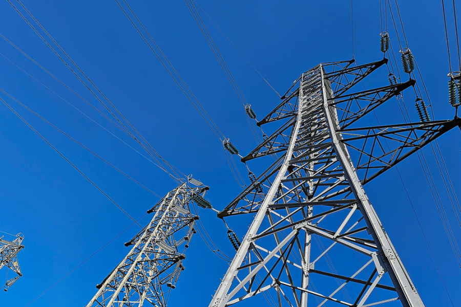en la imagen aparece una torre de alta tensión a plena luz del día