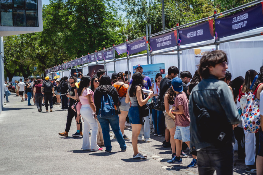 En la imagen aparecen diversos stand del Festival de Ciencia con visitantes al evento