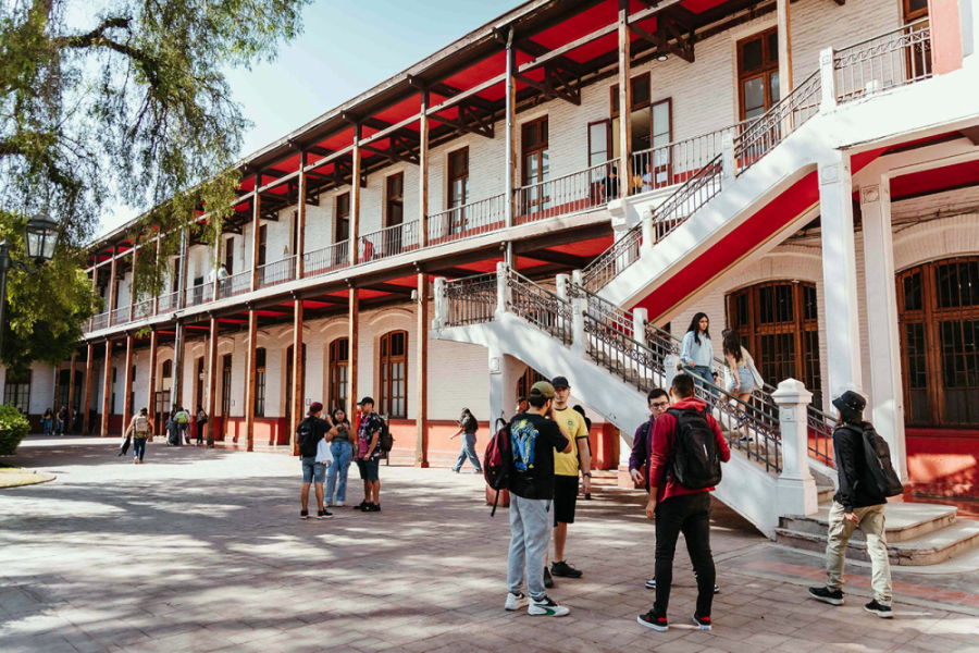 Estudiantes en el patio de la Escuela de Artes y Oficios
