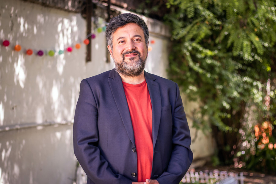 En la imagen aparece el académico de la Escuela de Periodismo René Jara