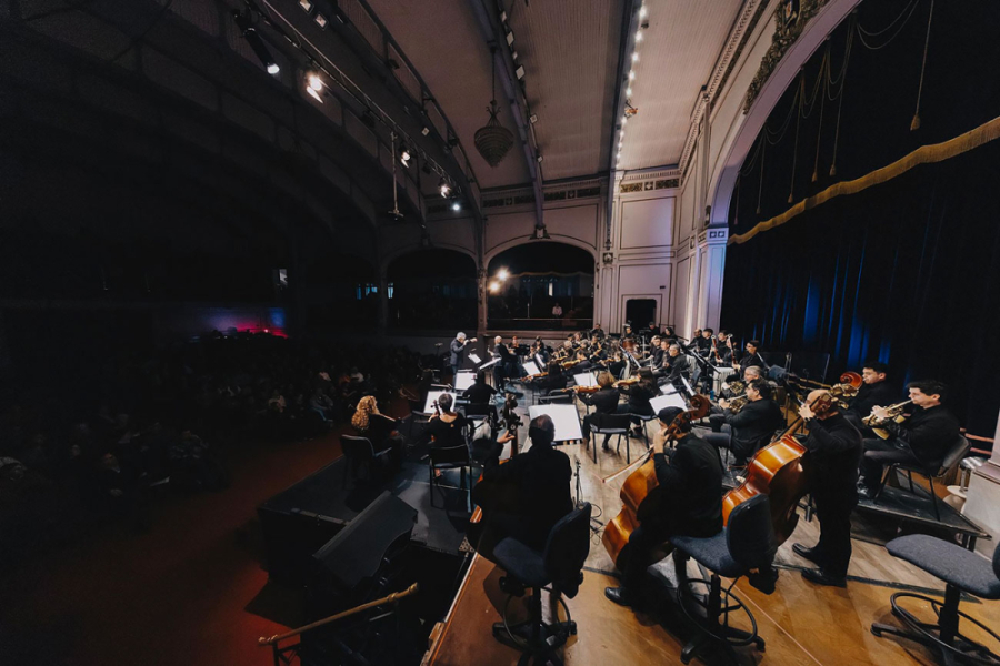 En la imagen aparece la Orquesta Usach tocando en el Teatro Aula Magna de nuestra Universidad