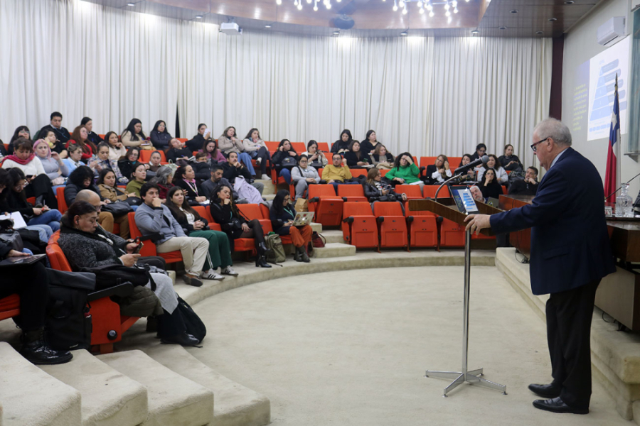 En la imagen aparecen los asistentes al evento en el Salón de Honor Usach