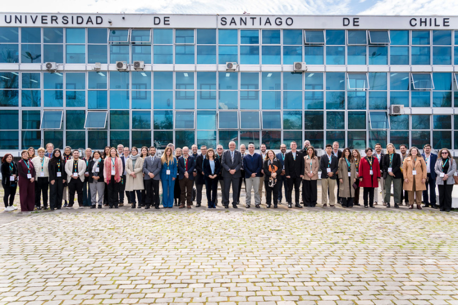 En la fotografía aparece el Rector Palominos junto a autoridades de la universidad y de la UAGM en el frontis de la Universidad de Santiago de Chile