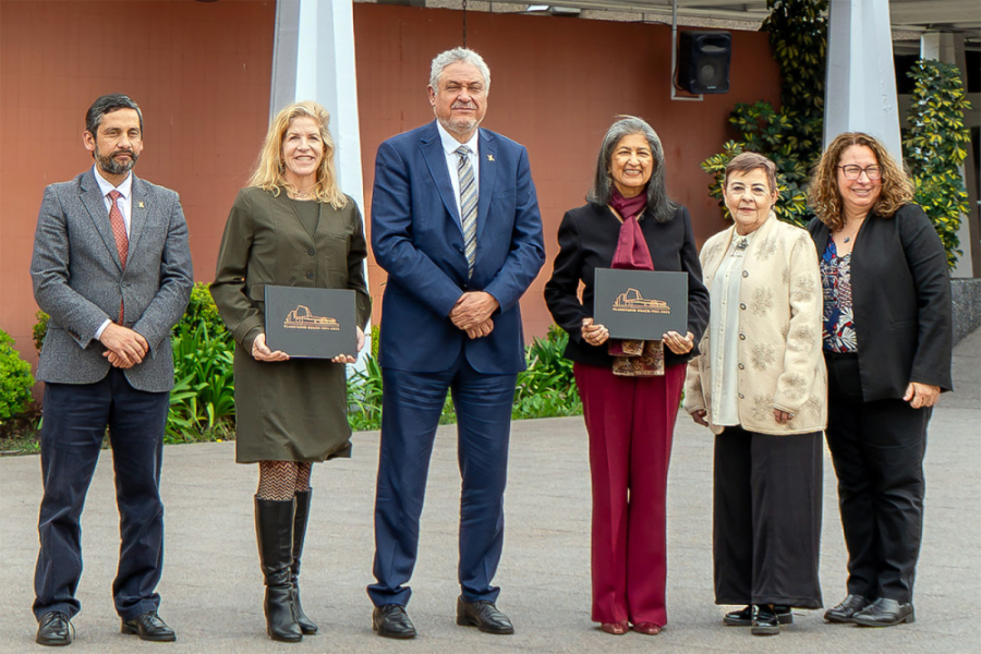 en la fotografía aparece el Rector Usach, Dr Pedro Palominos Belmar junto a autoridades de la embajada de EEUU