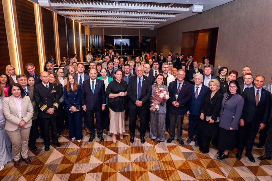 En la imagen aparece el Rector Usach, la Rectora de la Universidad MIIGAiK de Moscú y el Embajador de Rusia, además de importantes científicos y científicas que acuden al evento.