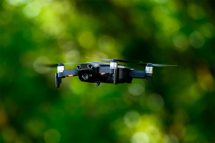 En la imagen aparece un dron en pleno vuelo.