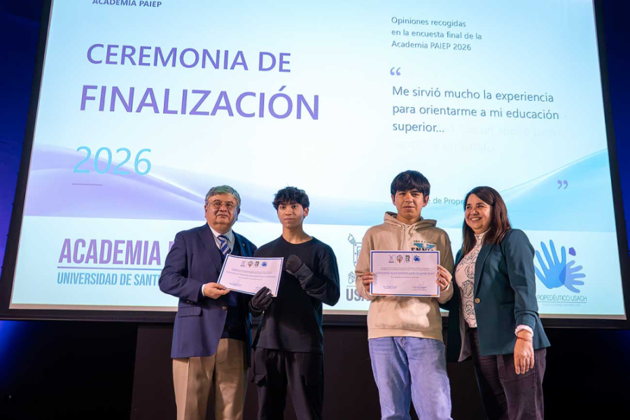 En la imagen aparece el vicerretor Académico y la directora de Paiep junto a dos estudiantes reconocidos 