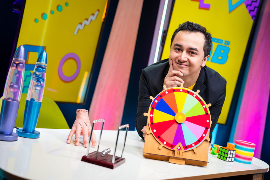 En la imagen aparece el conductor del programa, el periodista Iván Rimassa, sentado en el set de televisión