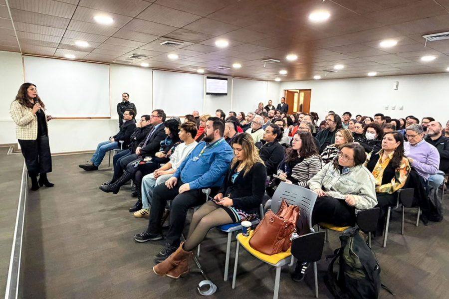 La imagen muestra las jornadas de autoevaluación correspondiente al proceso de acreditación de la Universidad. La actividad se realizó en CEPEC y los asistentes aparecen sentados escuchando a la relatora.