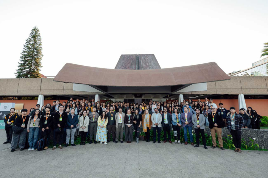 Aparecen en la imagen estudiantes y académicos del proyecto en el frontis del planetario usach 