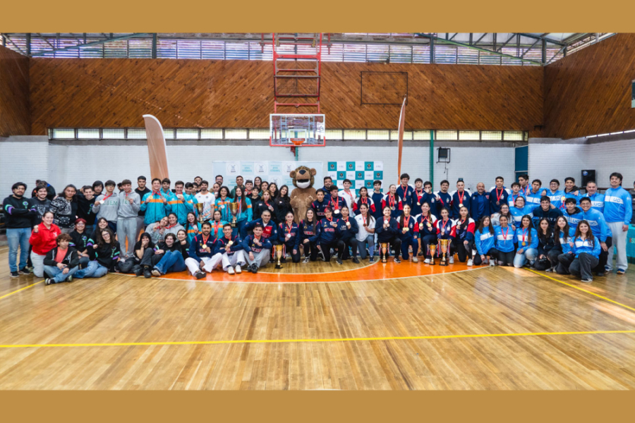 En la imagen aparecen deportistas de todas las universidades que participaron del evento. En medio de todos Usachín. Están en el arco norte del gimnasio Usach.