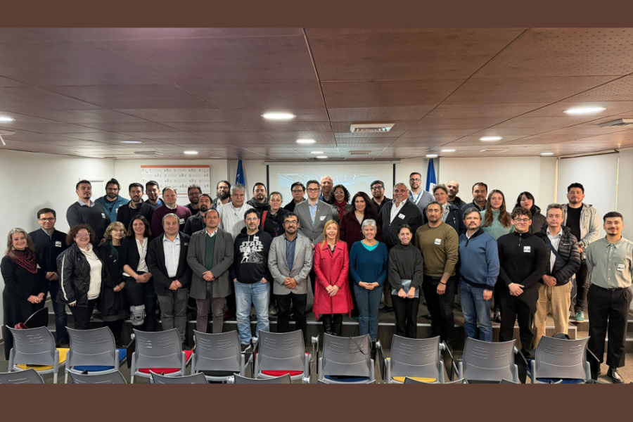 En la imagen aparecen diversas autoridades Usach junto a las y los participantes de la actividad en la oficinas de CEPEC