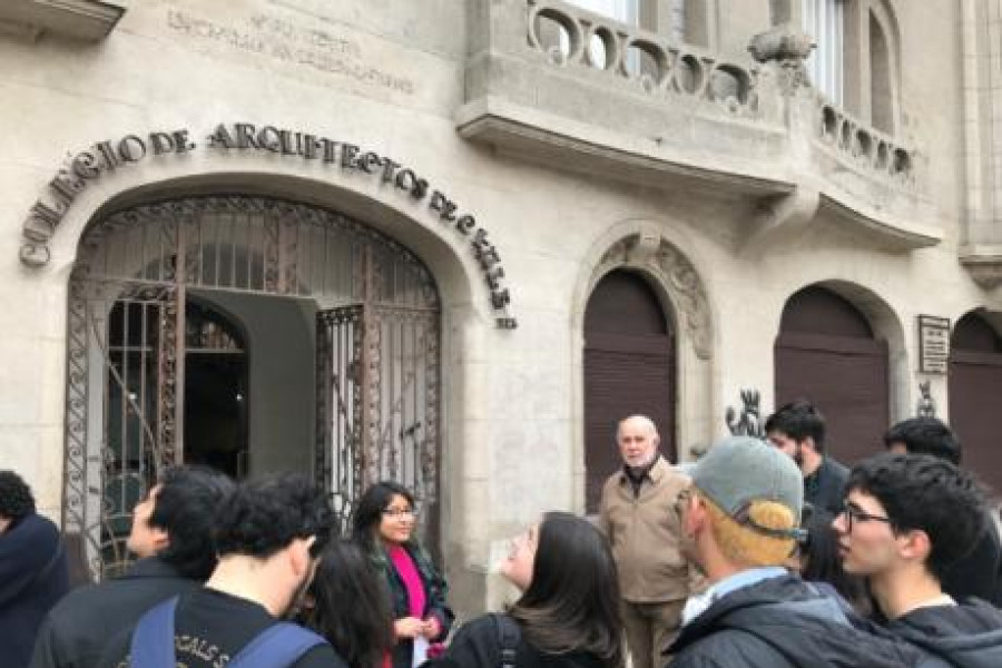 Estudiantes de la Facultad de Arquitectura y Ambiente Construido participaron como guías en Día de los Patrimonios