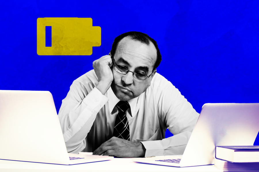 Persona cansada sobre un escritorio