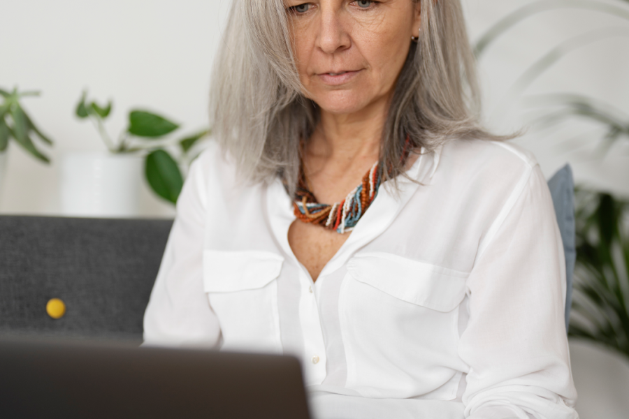 Mujer frente a un computador