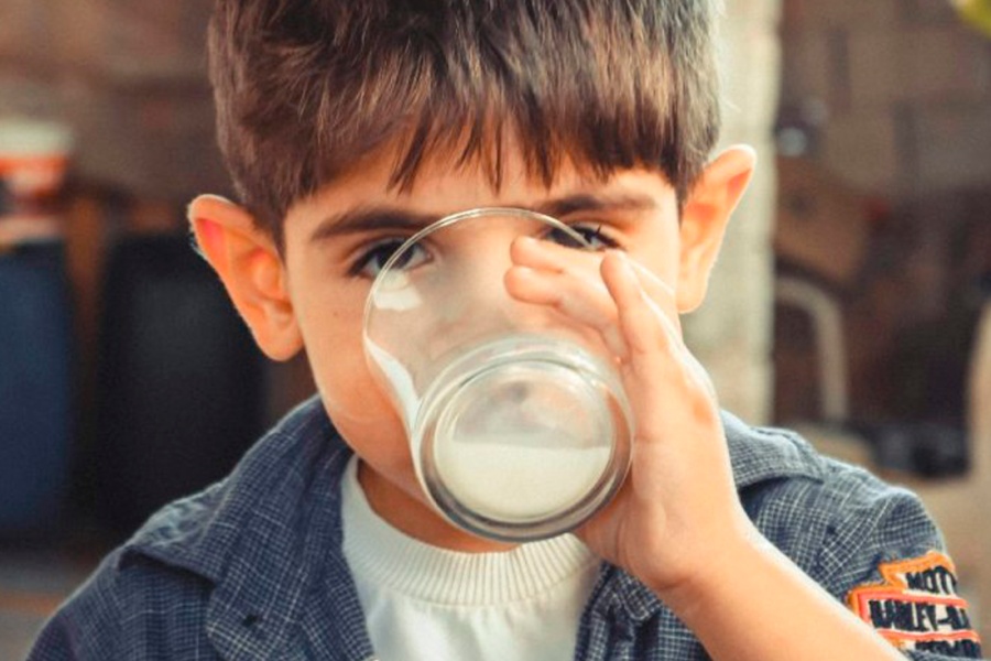 Niño bebiendo un vaso de leche
