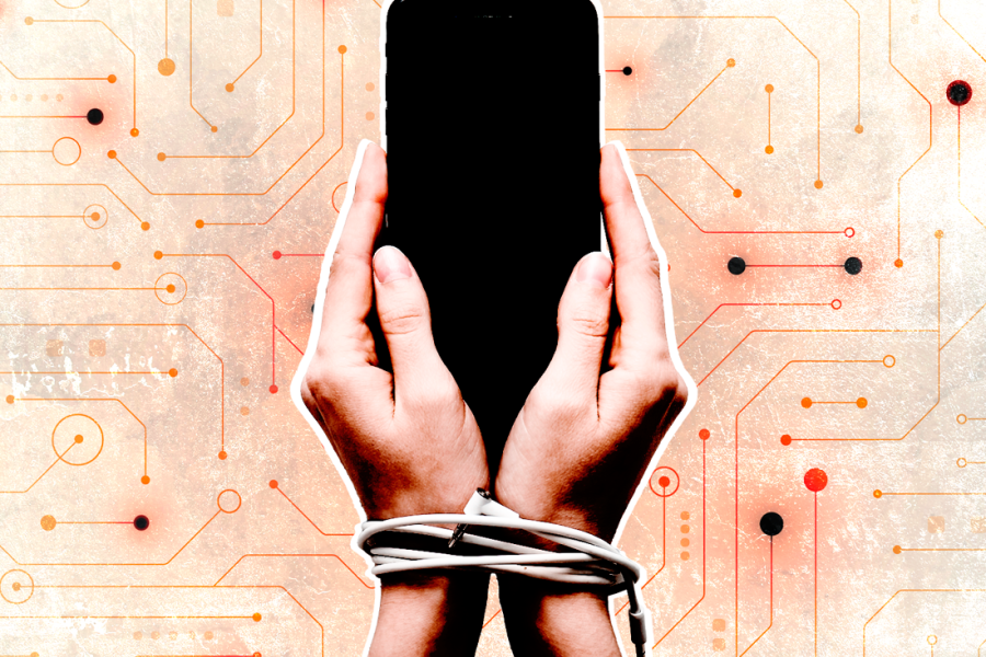 Manos amarradas sosteniendo un celular