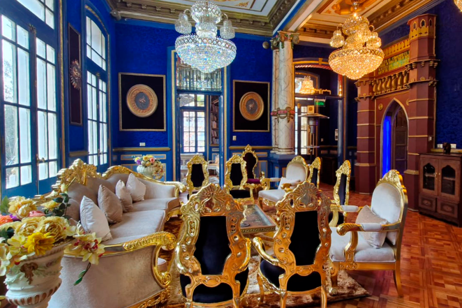 Sala interior del palacio hinduista, la cual sus muros son azules, se destacan los muebles.