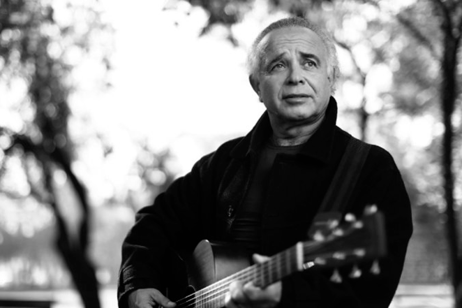Fernando Ubiergo con una guitarra