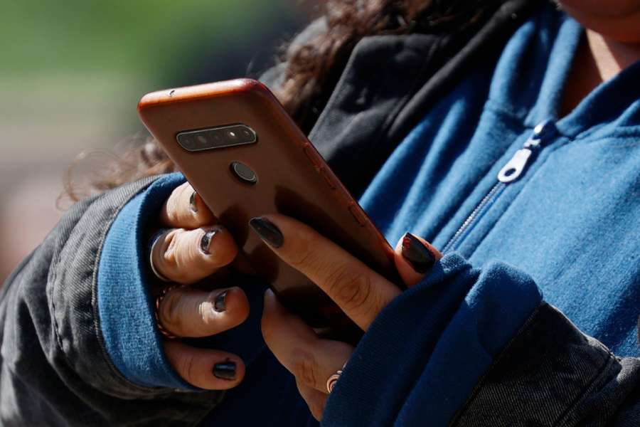 Manos sosteniendo un celular