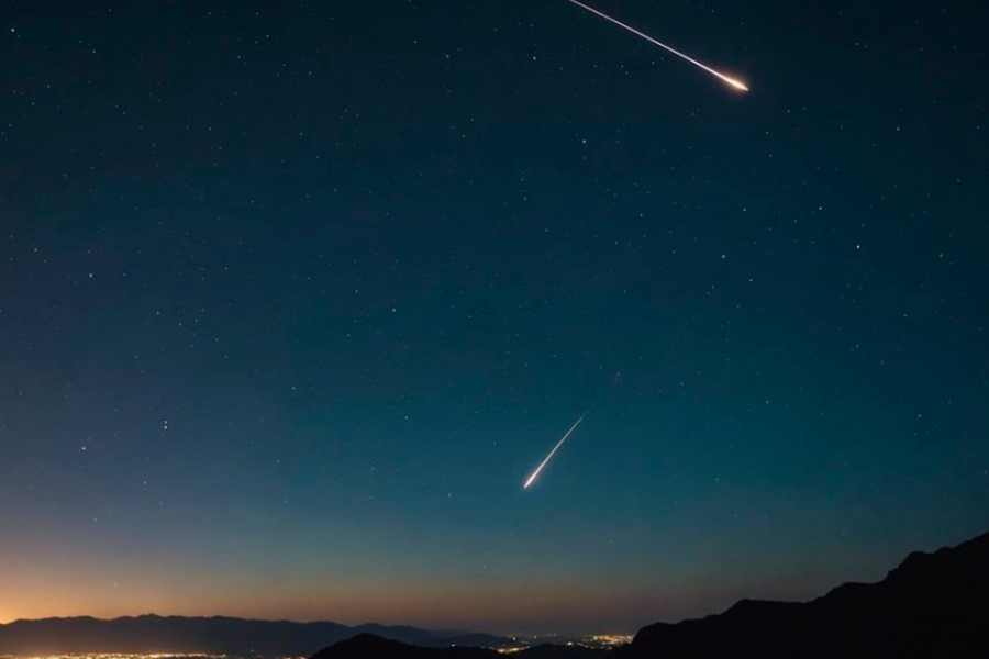 Meteoritos en el cielo cayendo.