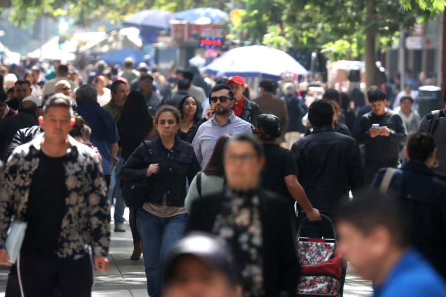 Personas caminando por la calle