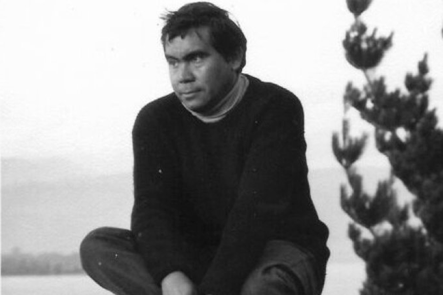 Escena de la película, hombre en cuclillas