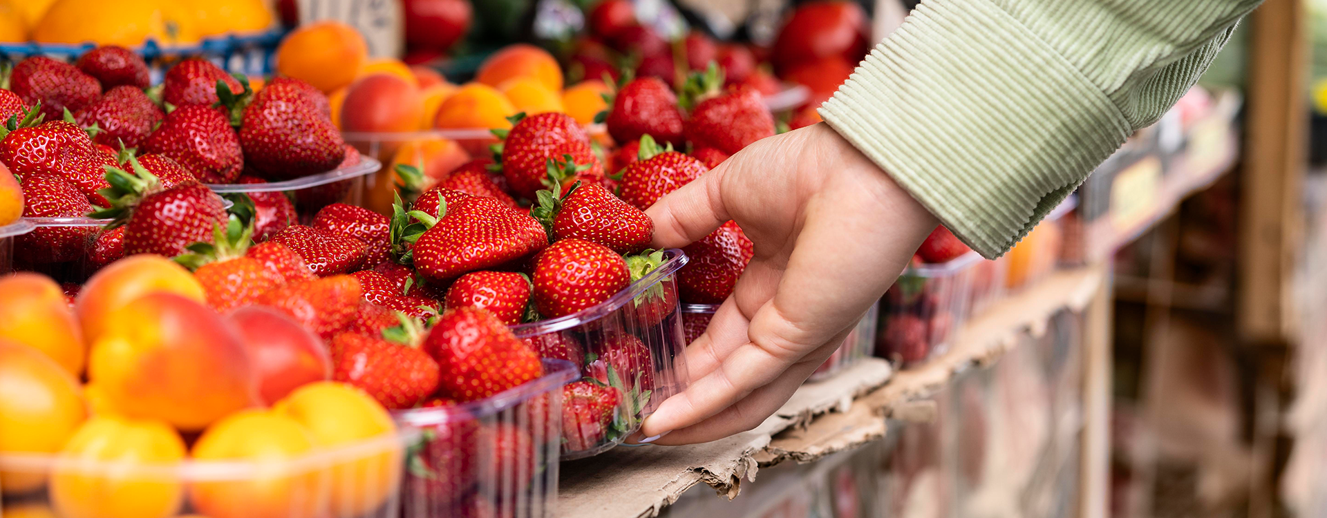 Frutas tomadas por una mano.